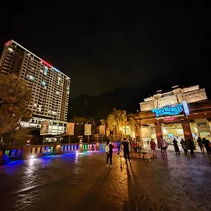 Cozy With 270 Degree Mountain And Theme Park Views Malaysia